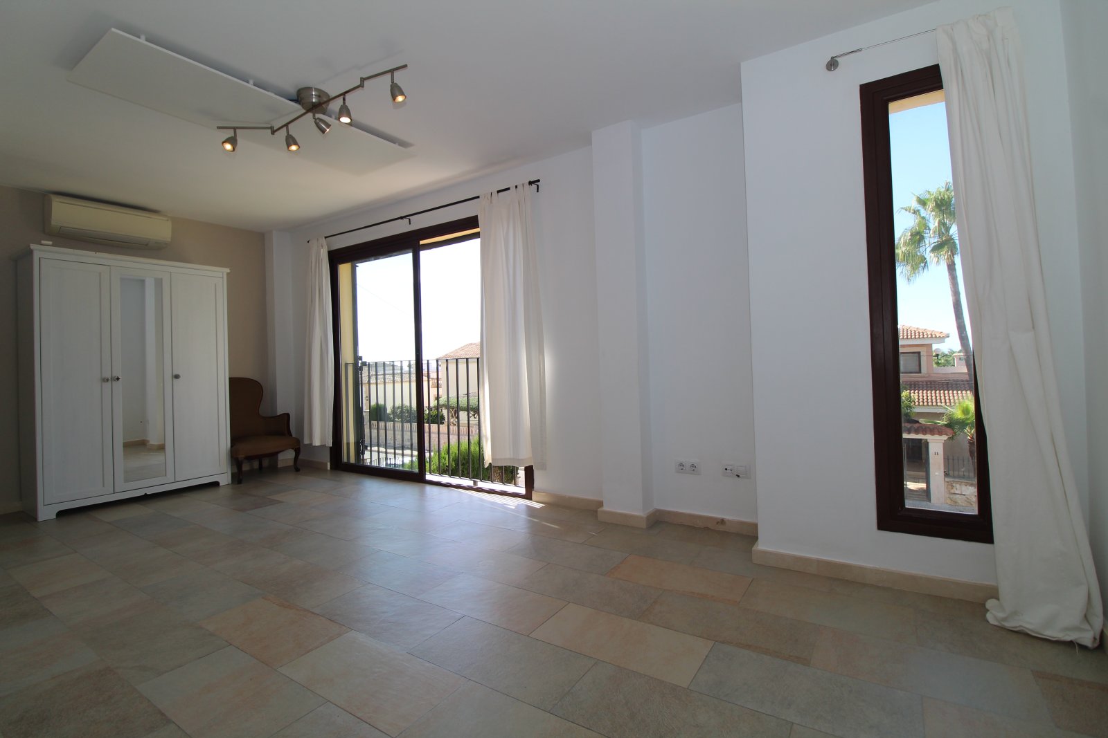 Exklusives Chalet mit Meerblick, privatem Pool und großzügigen Terrassenflächen
