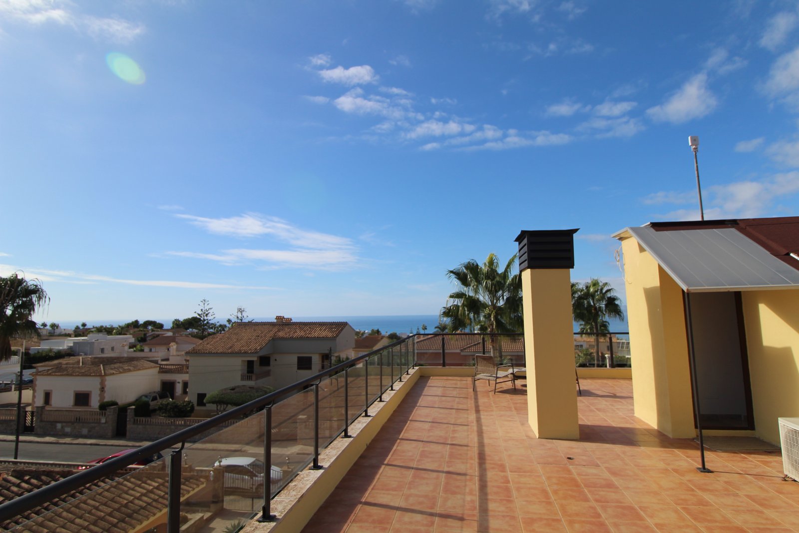 Exklusives Chalet mit Meerblick, privatem Pool und großzügigen Terrassenflächen