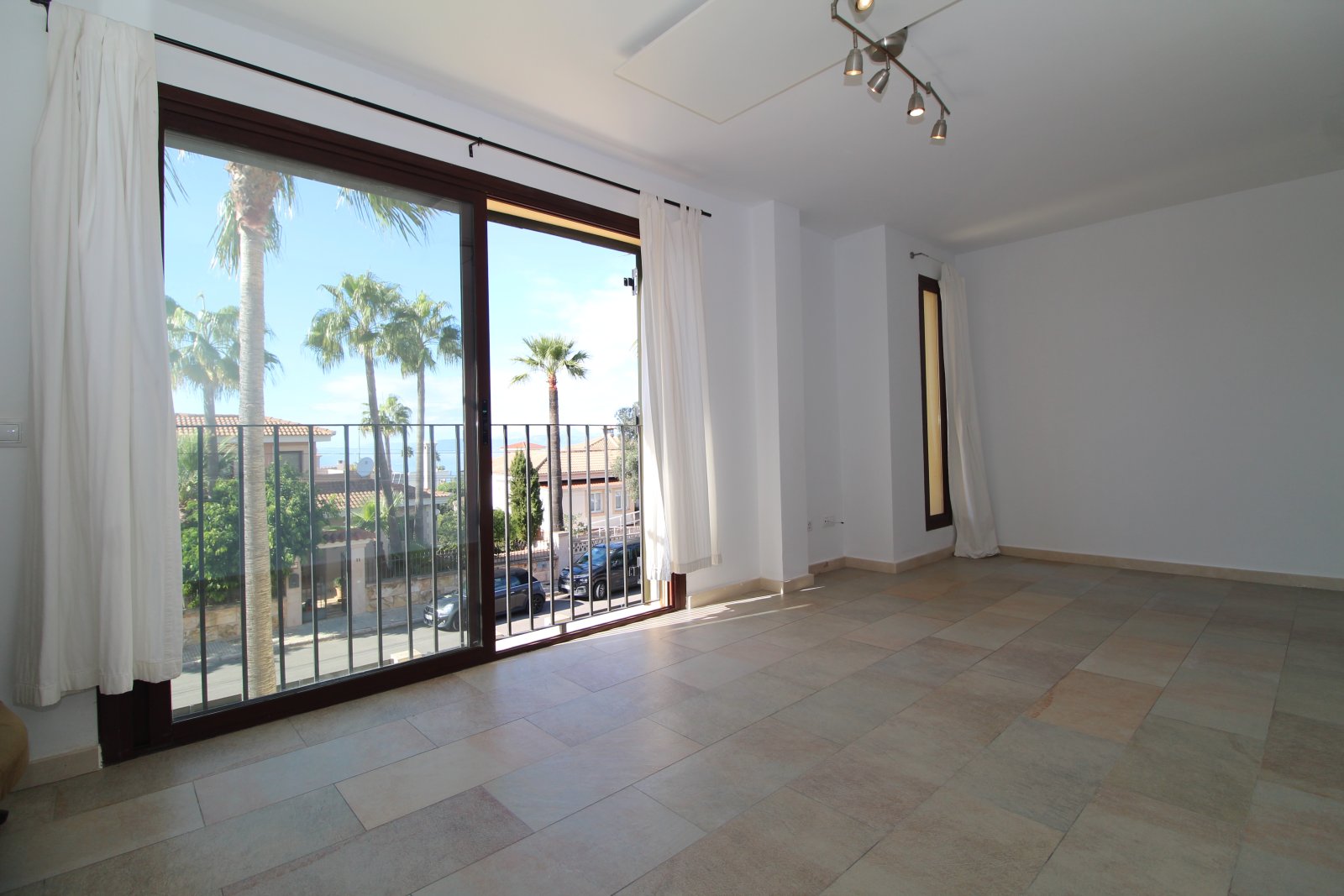 Exklusives Chalet mit Meerblick, privatem Pool und großzügigen Terrassenflächen