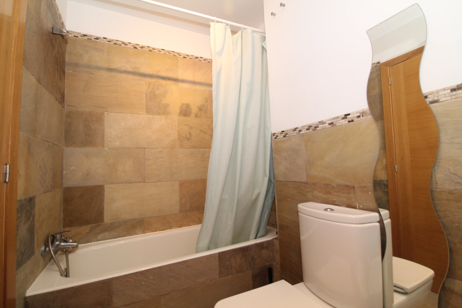 Exklusives Chalet mit Meerblick, privatem Pool und großzügigen Terrassenflächen