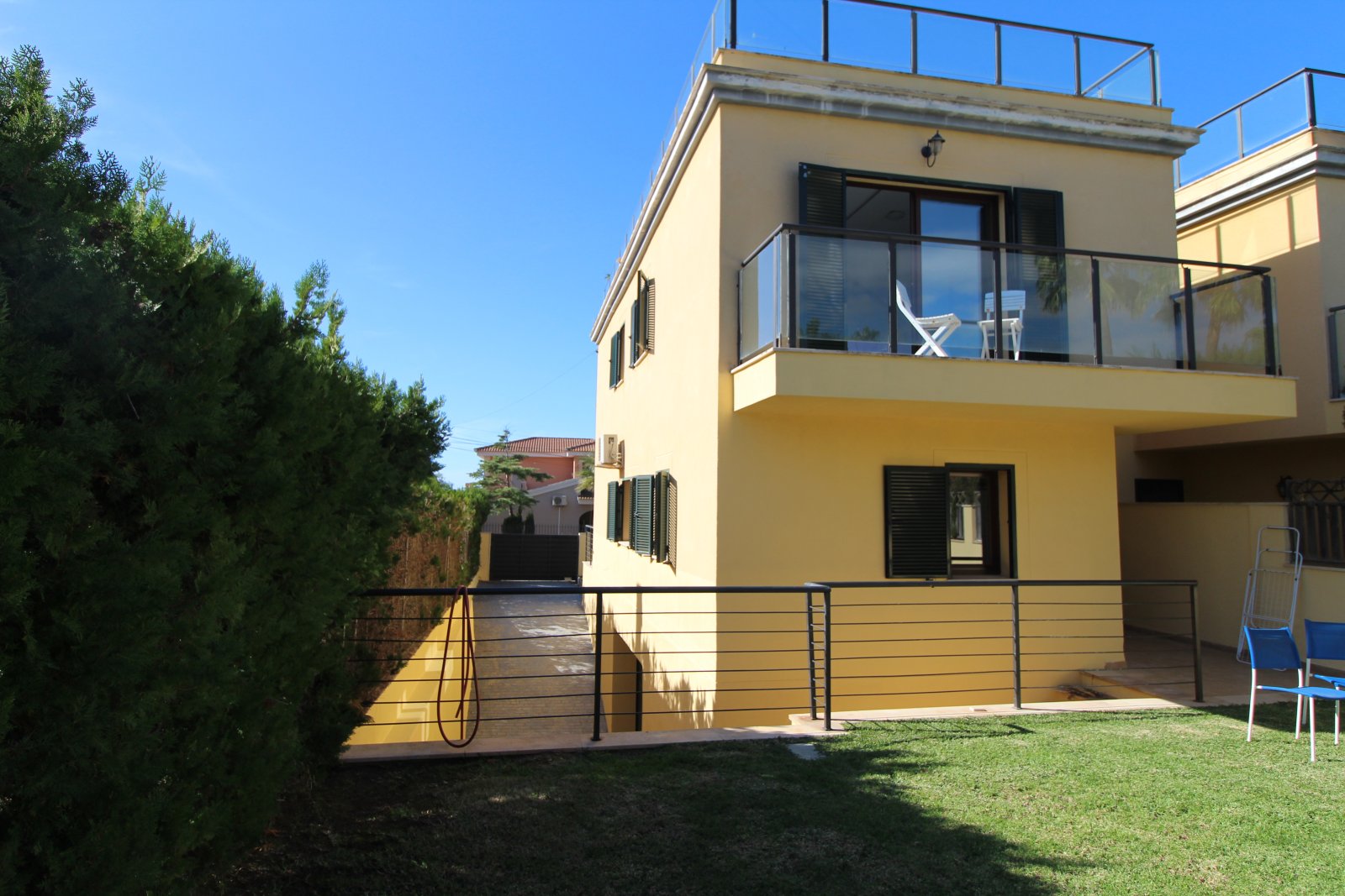Exklusives Chalet mit Meerblick, privatem Pool und großzügigen Terrassenflächen