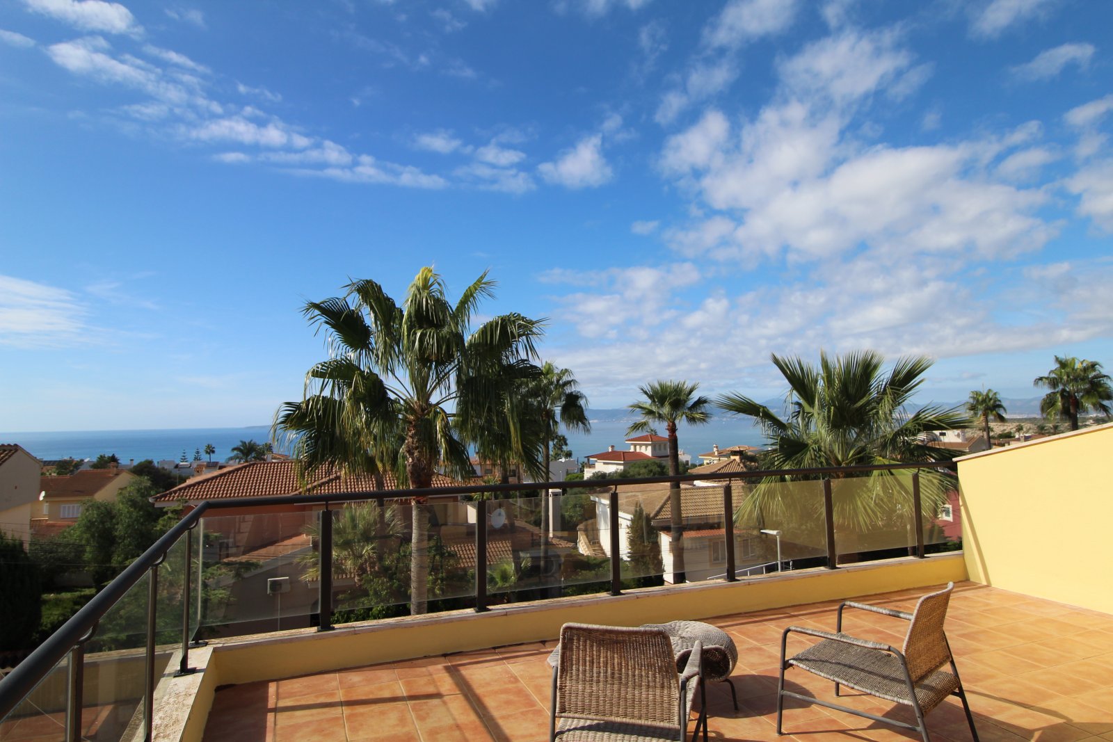 Exklusives Chalet mit Meerblick, privatem Pool und großzügigen Terrassenflächen