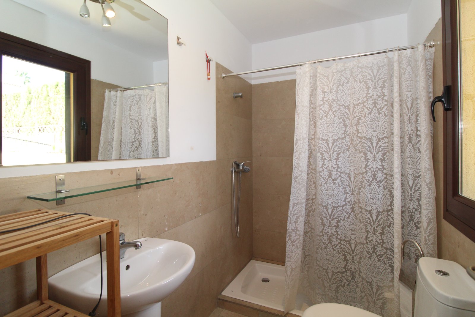 Exklusives Chalet mit Meerblick, privatem Pool und großzügigen Terrassenflächen