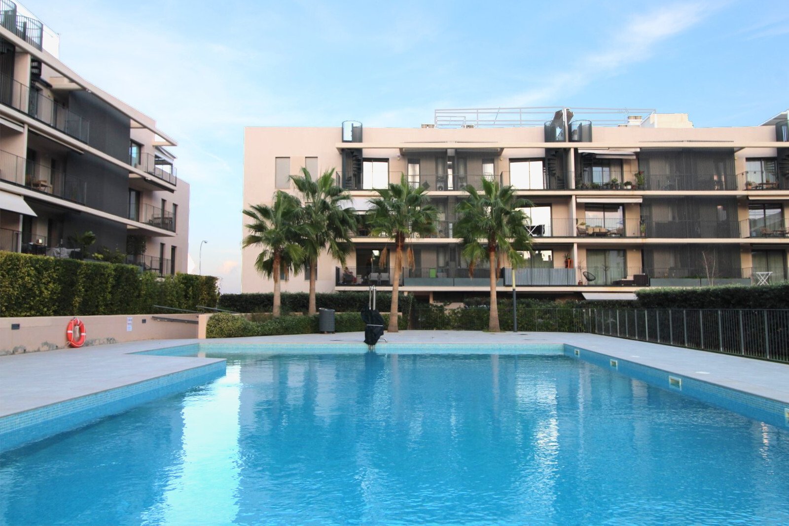 Modernes Wohnen mit mediterranem Flair – stilvolle Wohnung mit Balkon und Gemeinschaftspool