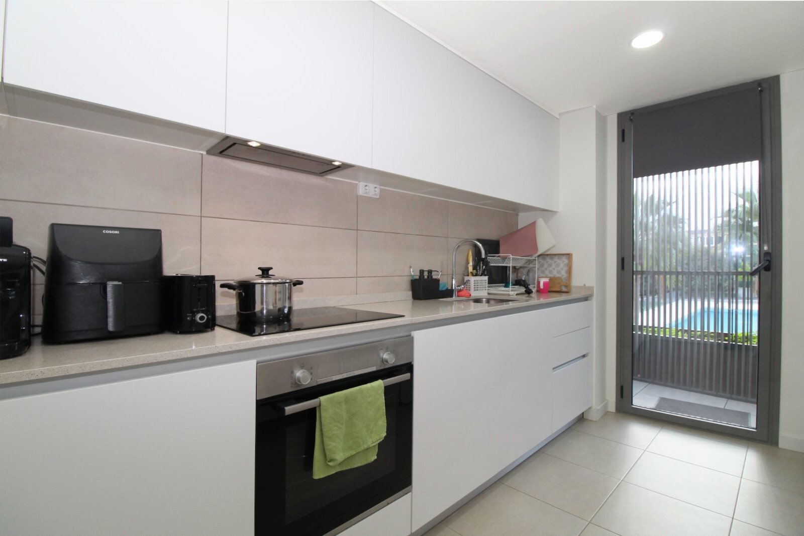 Modernes Wohnen mit mediterranem Flair – stilvolle Wohnung mit Balkon und Gemeinschaftspool