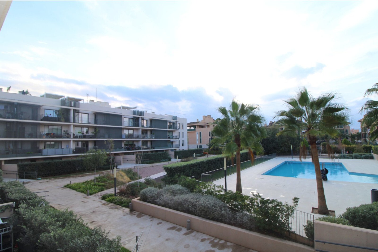 Modernes Wohnen mit mediterranem Flair – stilvolle Wohnung mit Balkon und Gemeinschaftspool