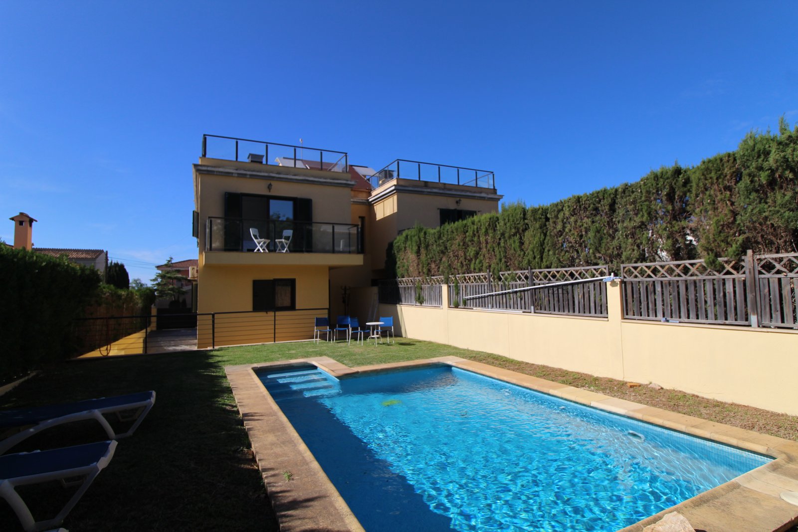 Exklusives Chalet auf Mallorca mit Meerblick, Pool & großzügigen Außenbereichen