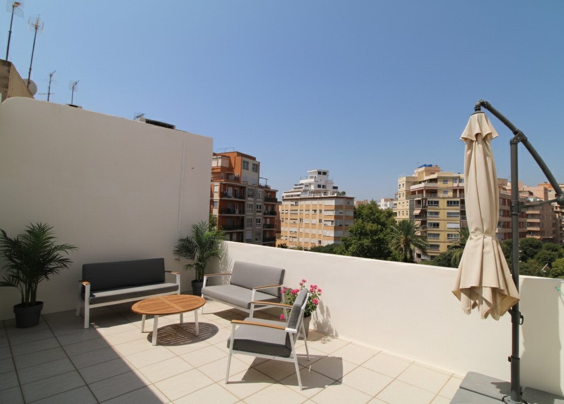 Lichtdurchflutetes Penthouse mit moderner Eleganz und Weitblick über die Stadt