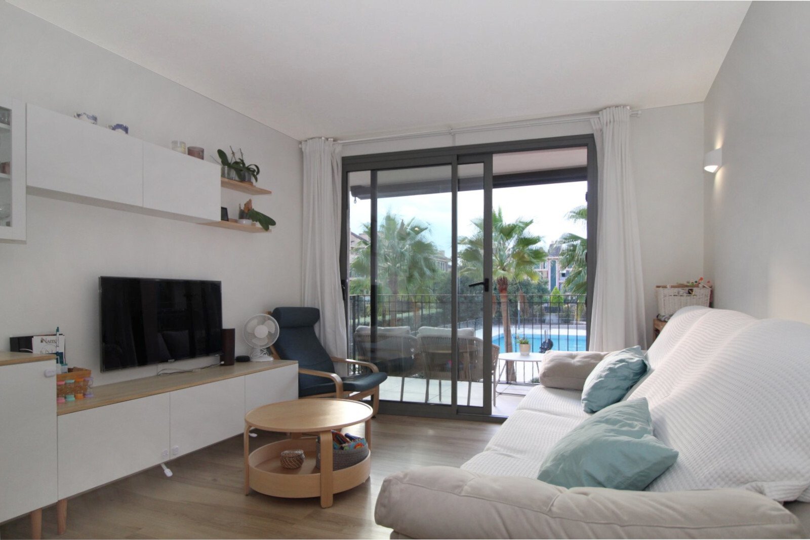 Modernes Wohnen mit mediterranem Flair – stilvolle Wohnung mit Balkon und Gemeinschaftspool