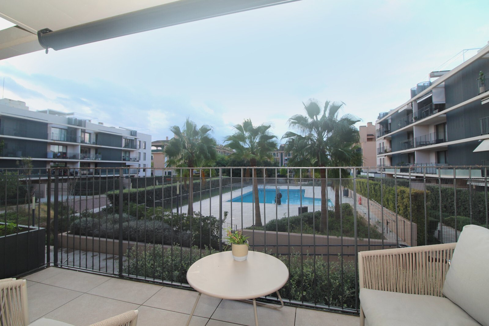 Modernes Wohnen mit mediterranem Flair – stilvolle Wohnung mit Balkon und Gemeinschaftspool