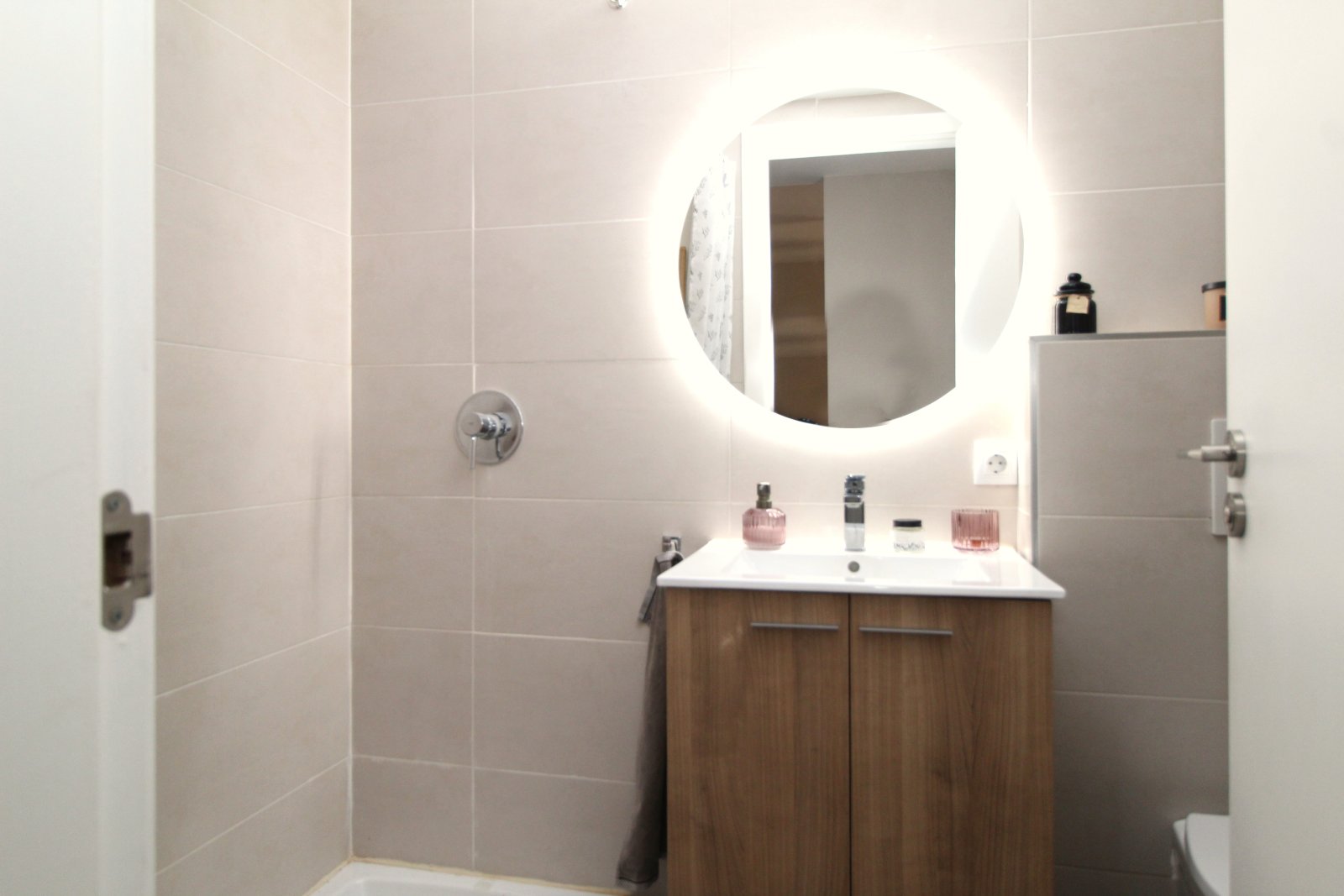 Großes Naturstein - Einfamilienhaus mit Gemeinschaftspool