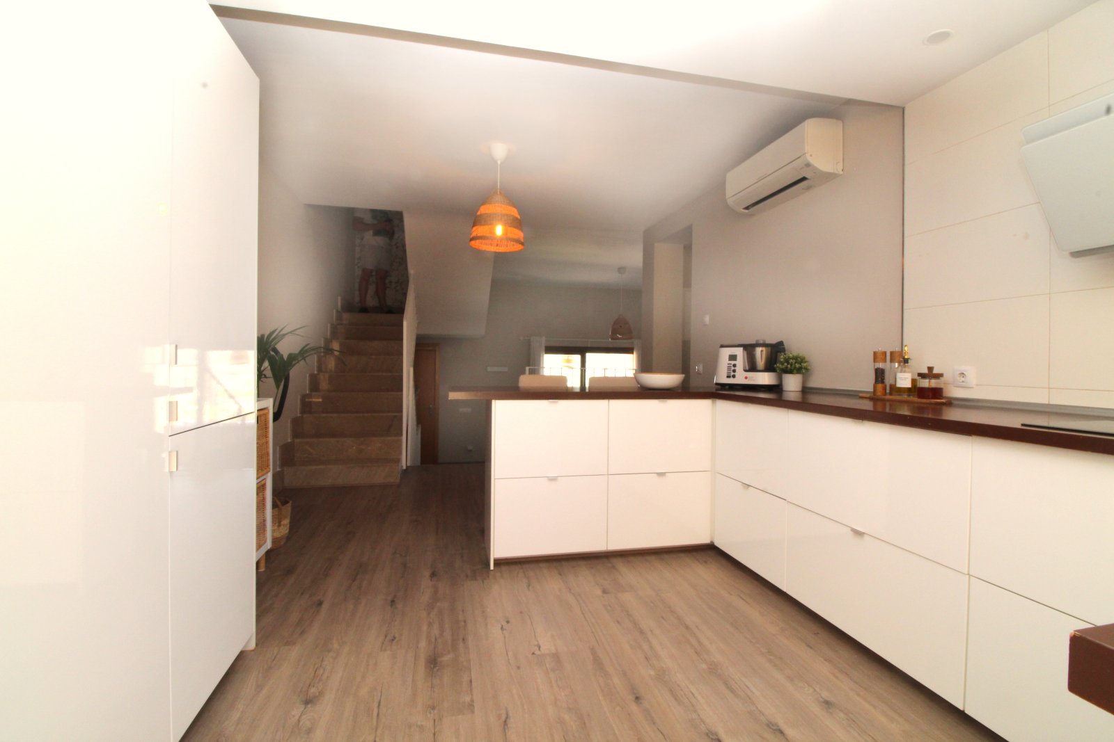 Großes Naturstein - Einfamilienhaus mit Gemeinschaftspool