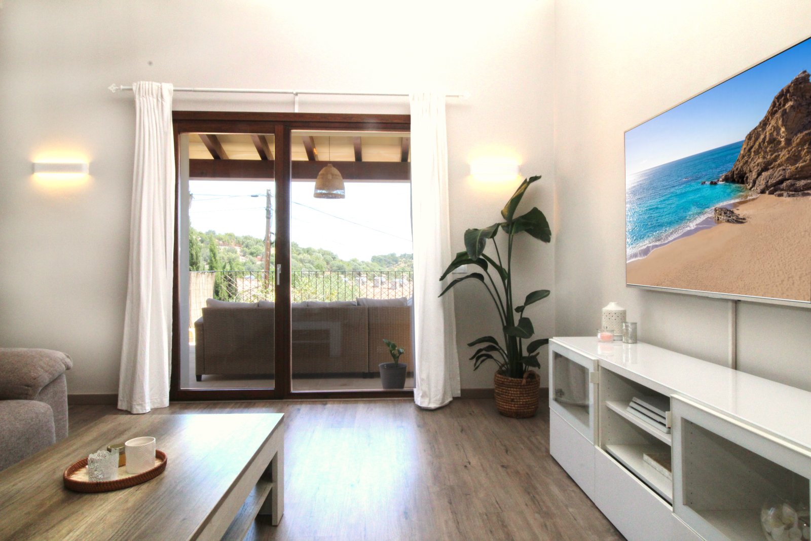 Großes Naturstein - Einfamilienhaus mit Gemeinschaftspool