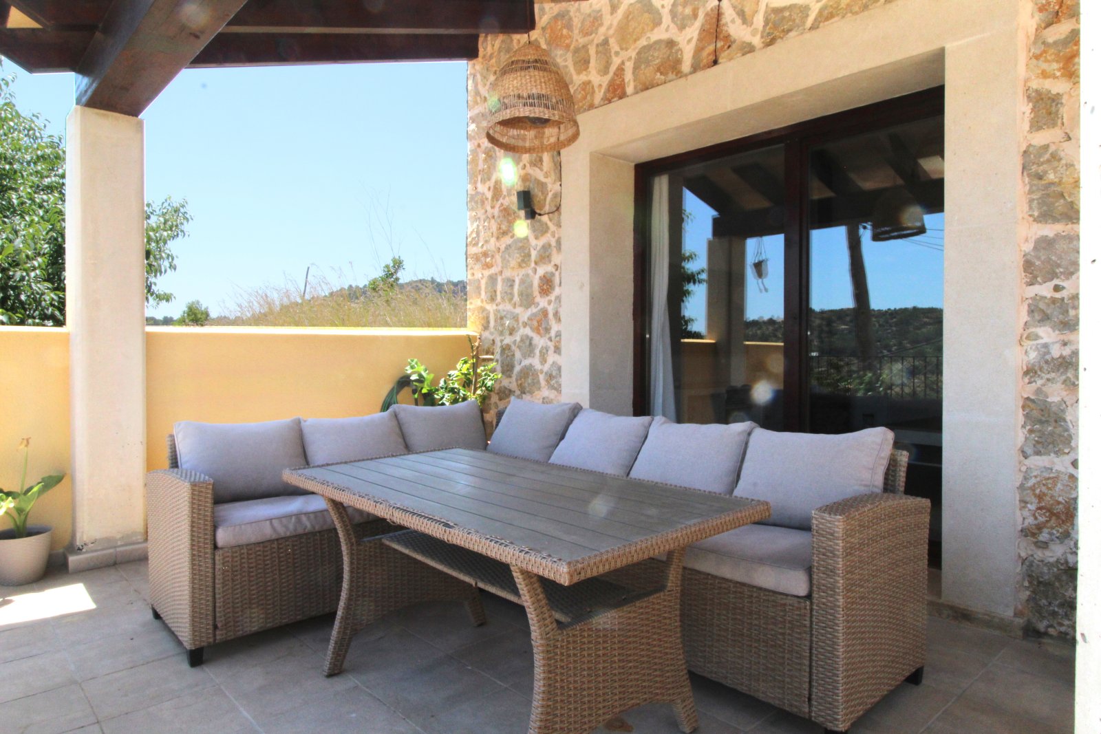 Großes Naturstein - Einfamilienhaus mit Gemeinschaftspool