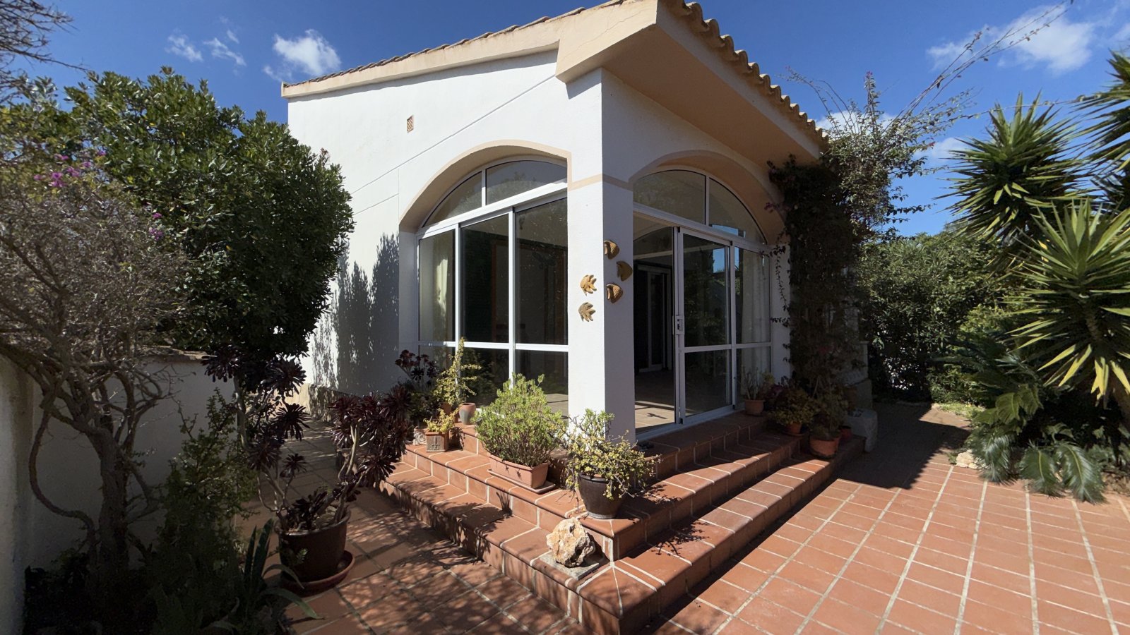 Stilvolles Einfamilienhaus mit Dachterrasse und Meerblick in ruhiger Lage von Cala Murada