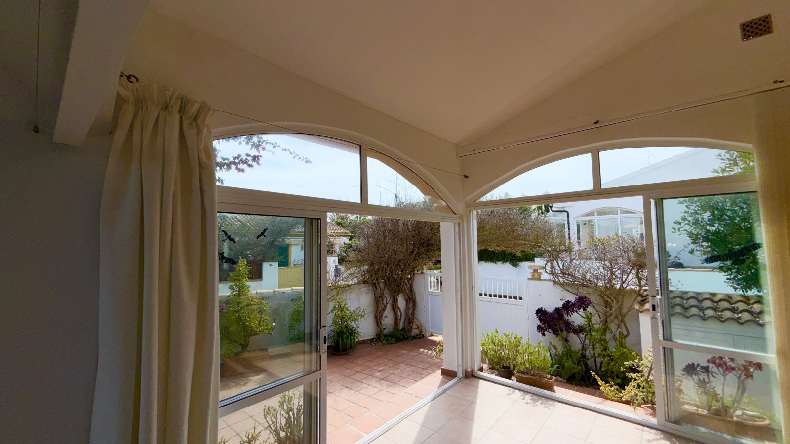 Stilvolles Einfamilienhaus mit Dachterrasse und Meerblick in ruhiger Lage von Cala Murada
