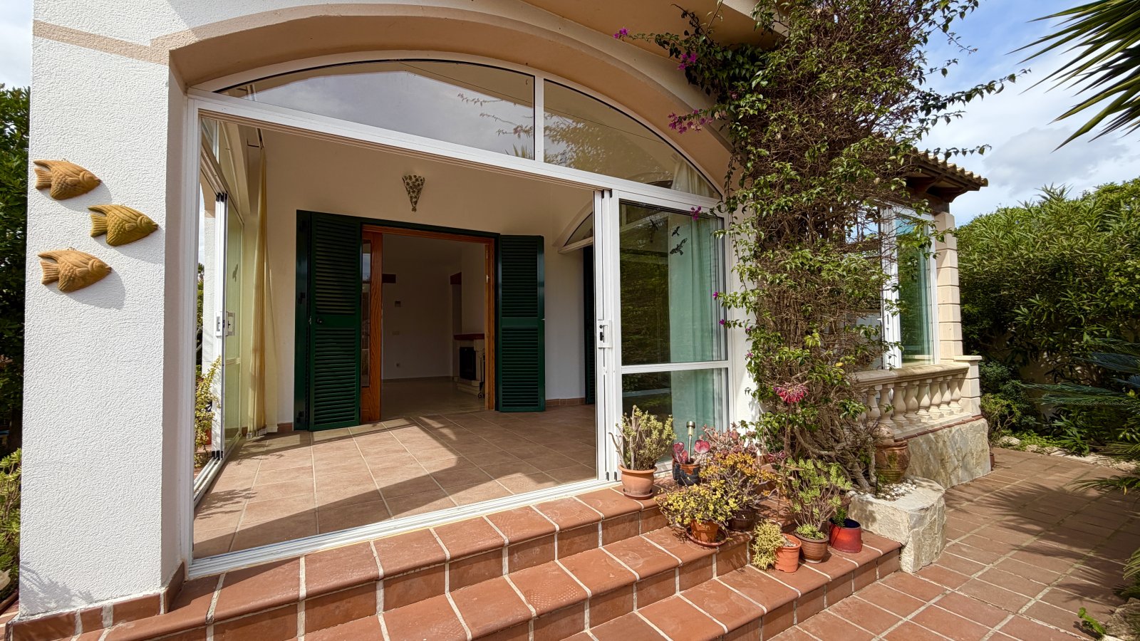 Stilvolles Einfamilienhaus mit Dachterrasse und Meerblick in ruhiger Lage von Cala Murada