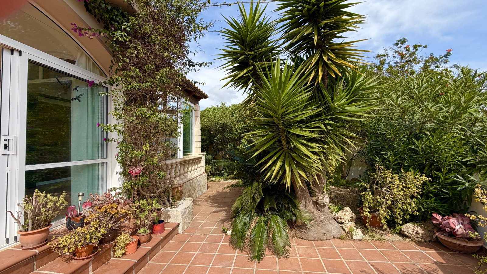 Stilvolles Einfamilienhaus mit Dachterrasse und Meerblick in ruhiger Lage von Cala Murada
