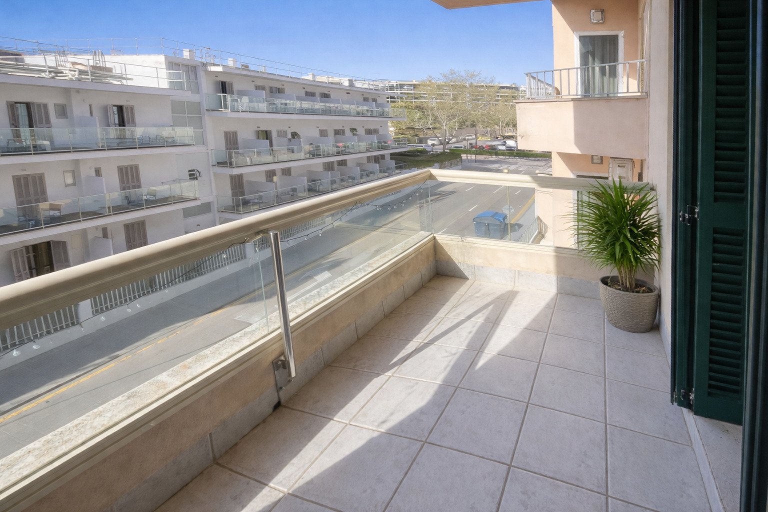 Moderne, helle Wohnung in Toplage am Meer – 3 SZ, Balkon & Tiefgarage