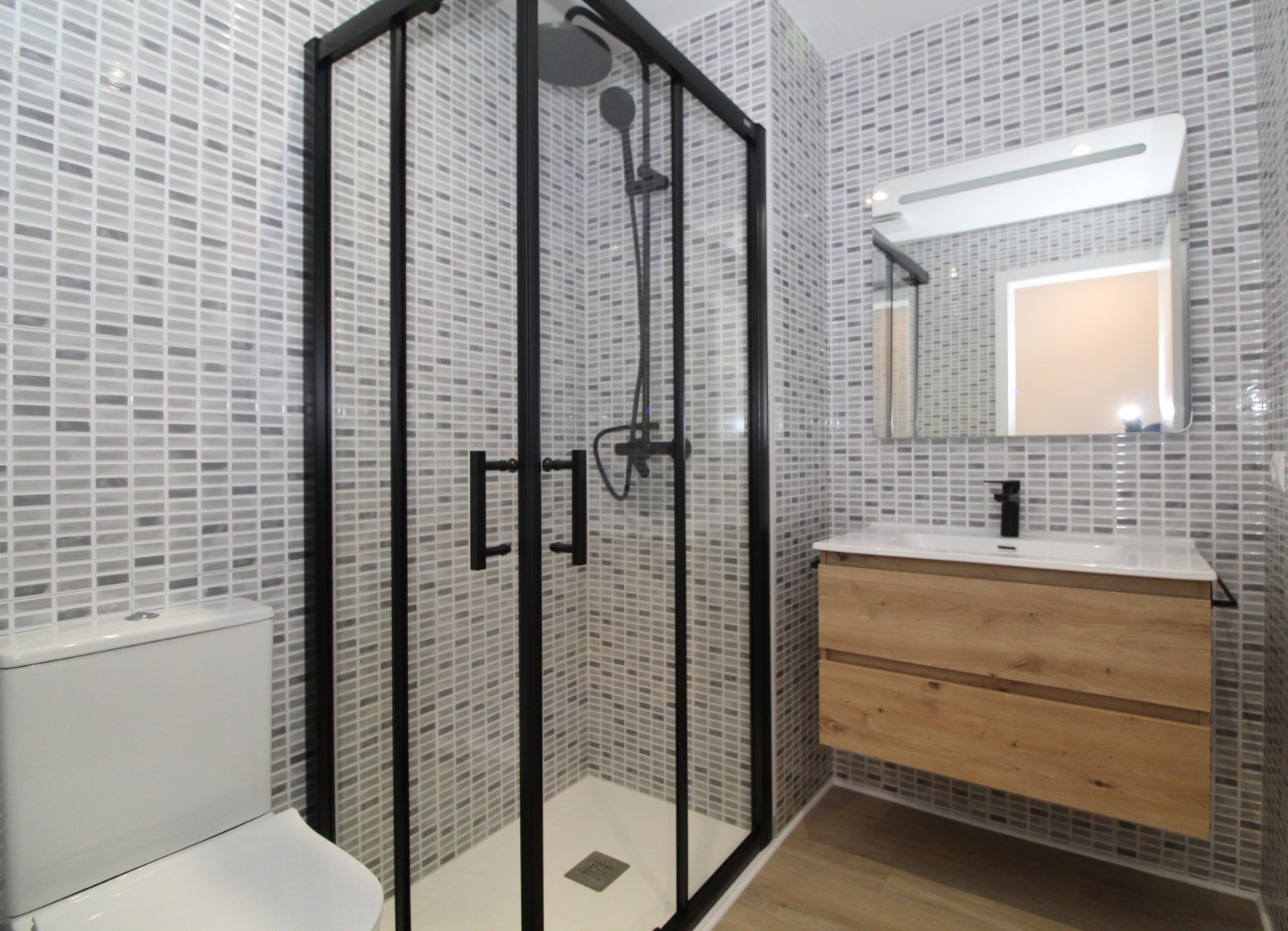 Lichtdurchflutetes Penthouse mit moderner Eleganz und Weitblick über die Stadt