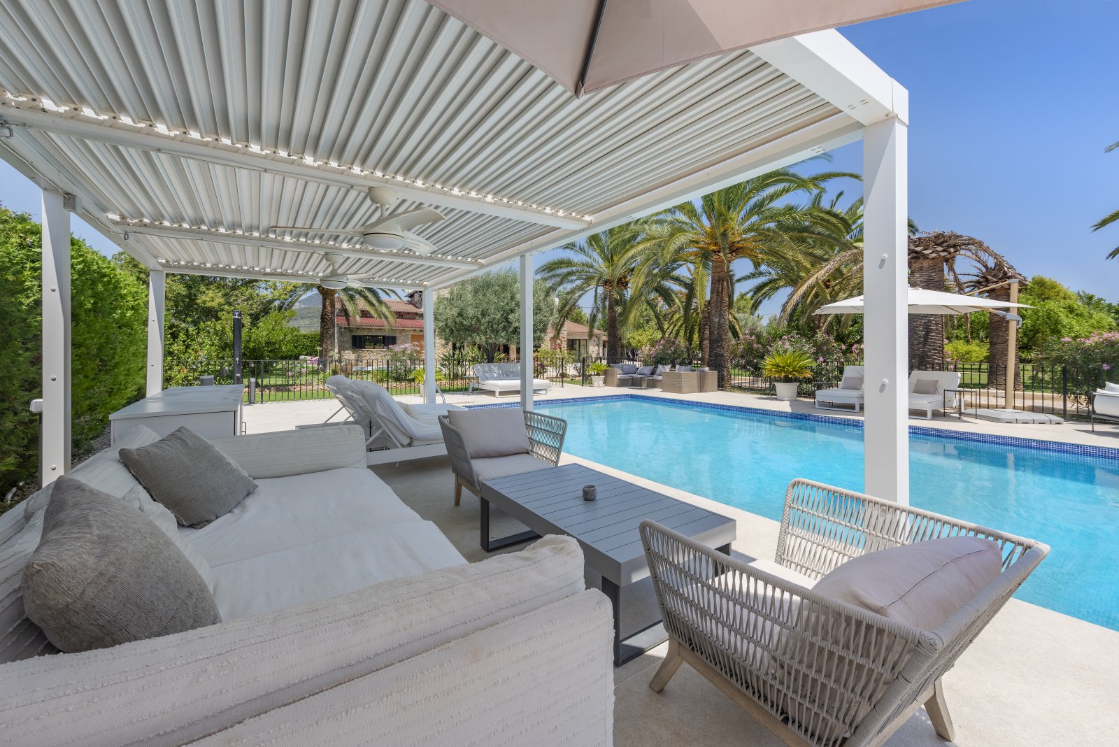 Luxusfinca unter Palmen mit Designerpool im Herzen Mallorcas 