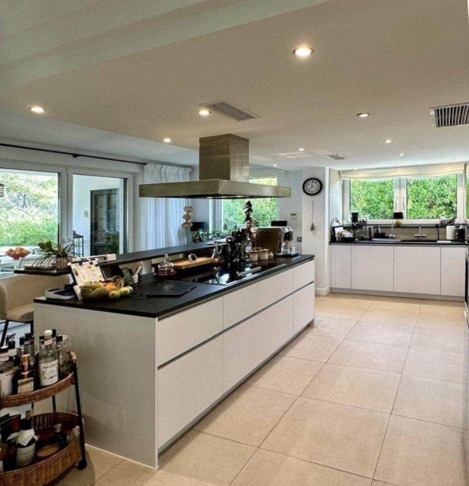 Luxusvilla mit Pool, Gästeapartment & Designer-Außenküche 