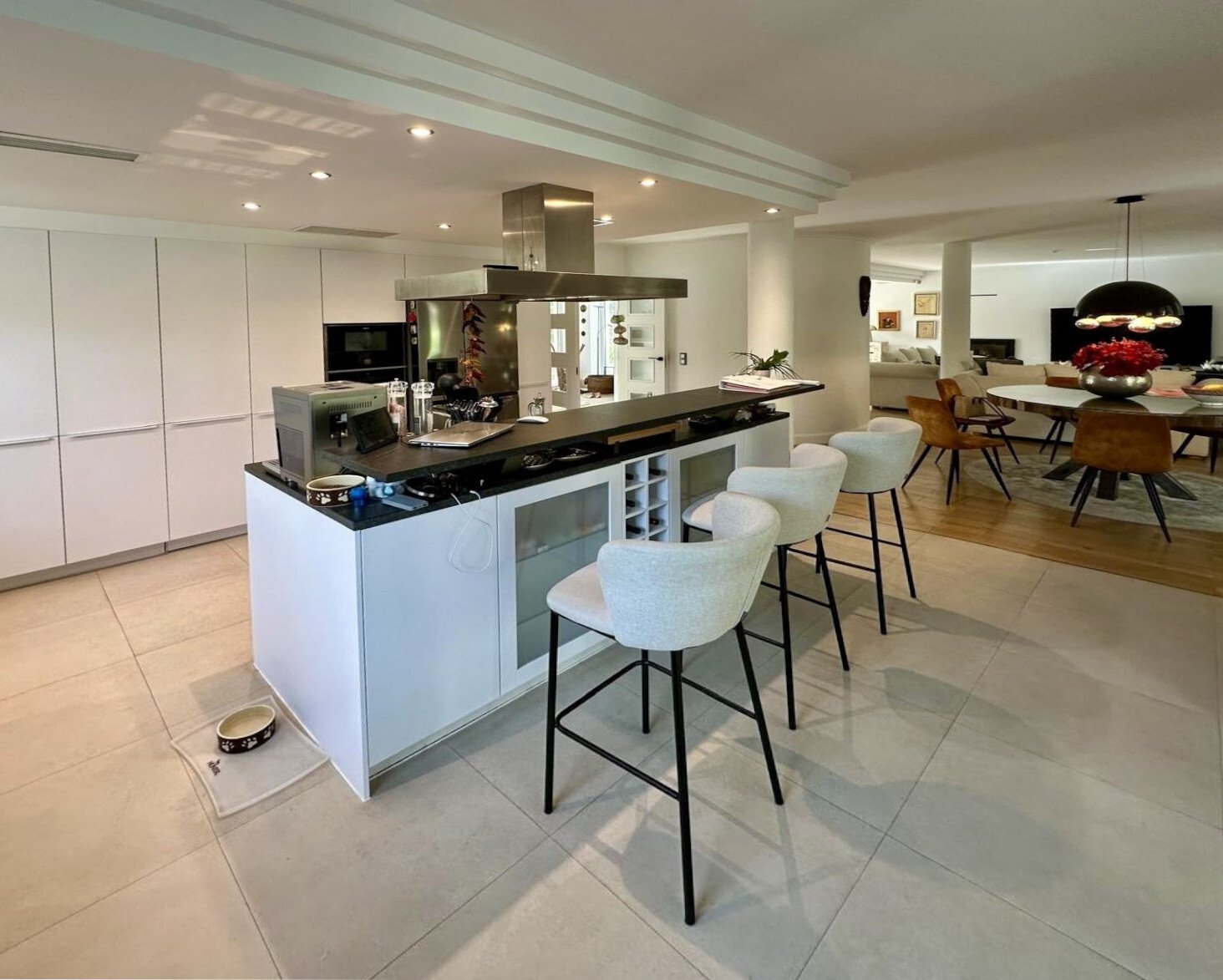 Luxusvilla mit Pool, Gästeapartment & Designer-Außenküche 