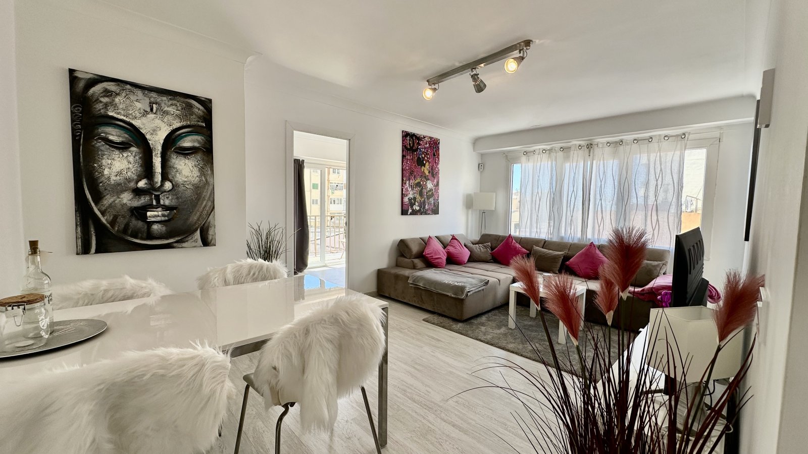 Modernisierte Wohnung mit Meerblick in Strandnähe