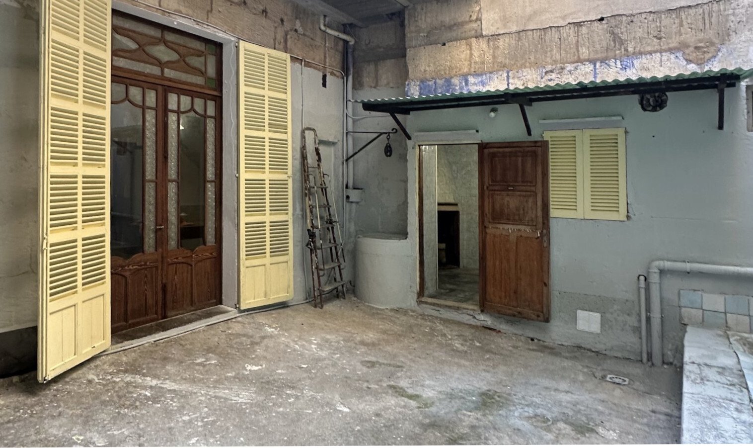 Renovierungsbedürftige Wohnung in einem Stadthaus mit Patio