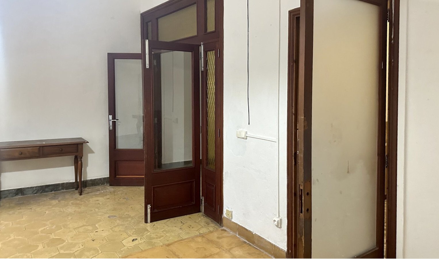 Renovierungsbedürftige Wohnung in einem Stadthaus mit Patio