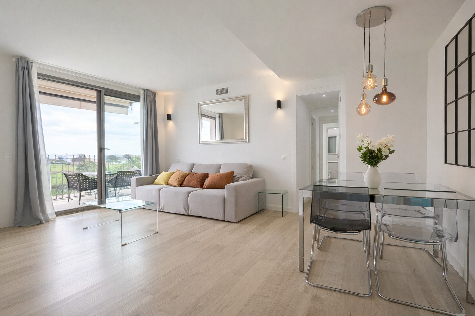 Modernes Wohnen mit mediterranem Flair – mit Balkon und Pool