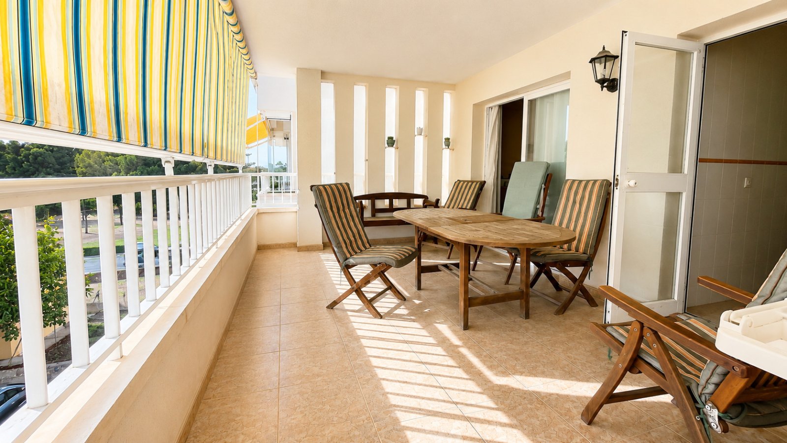 Maisonette-Wohnung mit großzügiger Terrasse, Pool und Padelplatz in begehrter Lage von Maioris