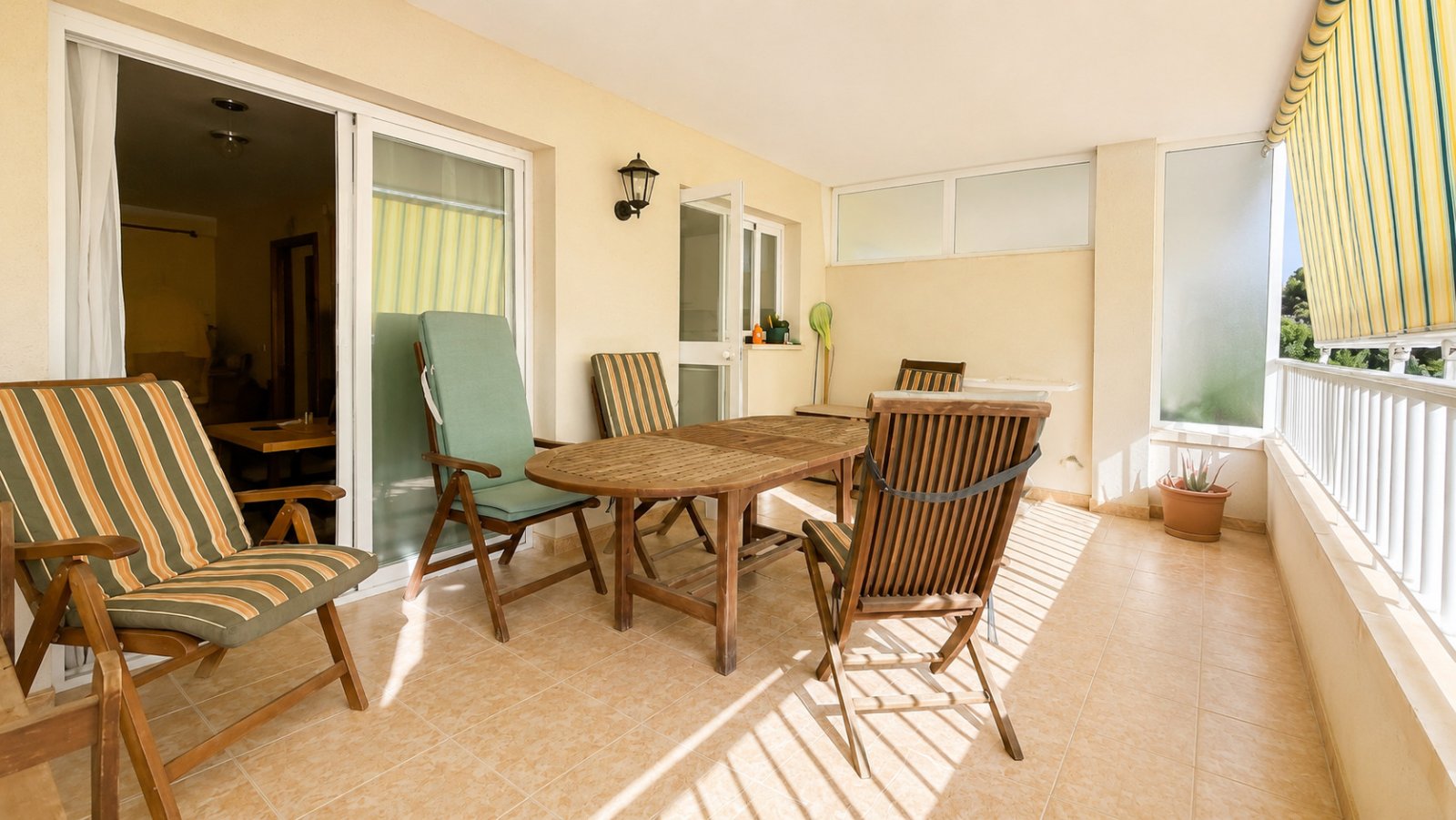 Maisonette-Wohnung mit großzügiger Terrasse, Pool und Padelplatz in begehrter Lage von Maioris