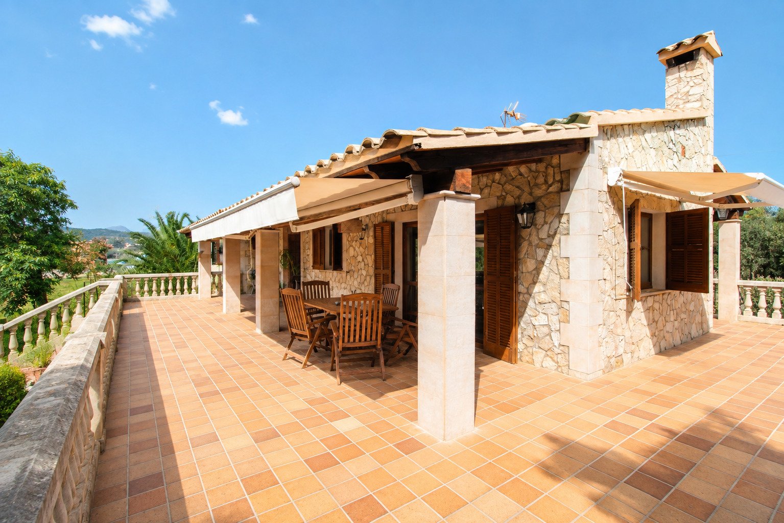 Finca-Anwesen mit ETV Lizenz, weitläufigem Grundstück und drei Wohneinheiten