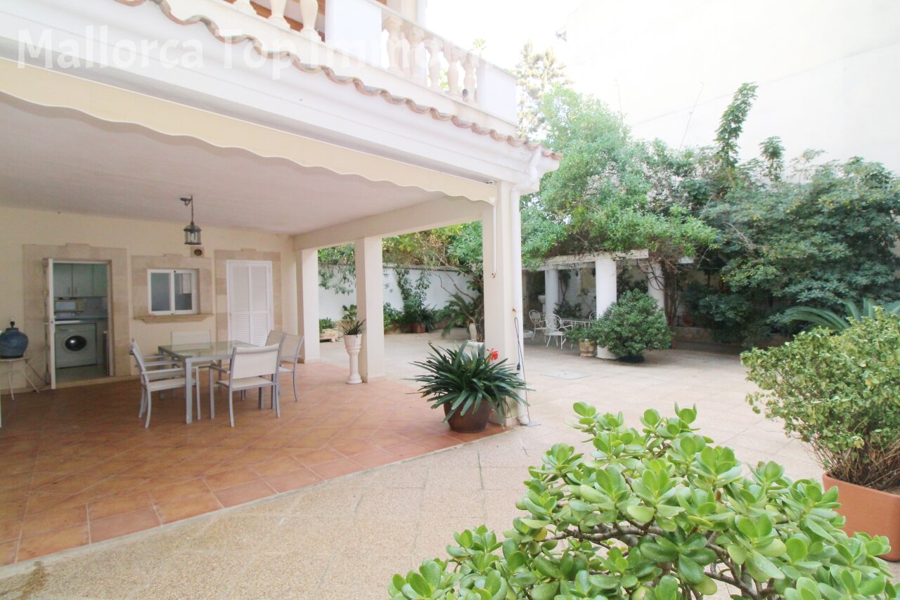Villa mit Garage und Innenhof ganz nah am Hafen