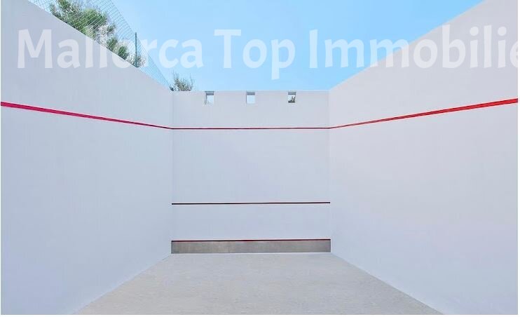 Modernes Anwesen mit Vermieterlizenz, Sportanlage und Restaurant