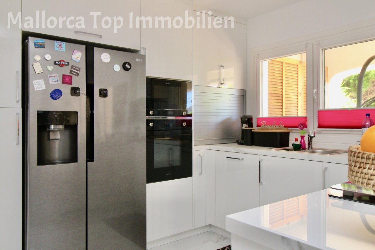 Moderne Doppelhaushälfte mit beheiztem Pool und Meerblick