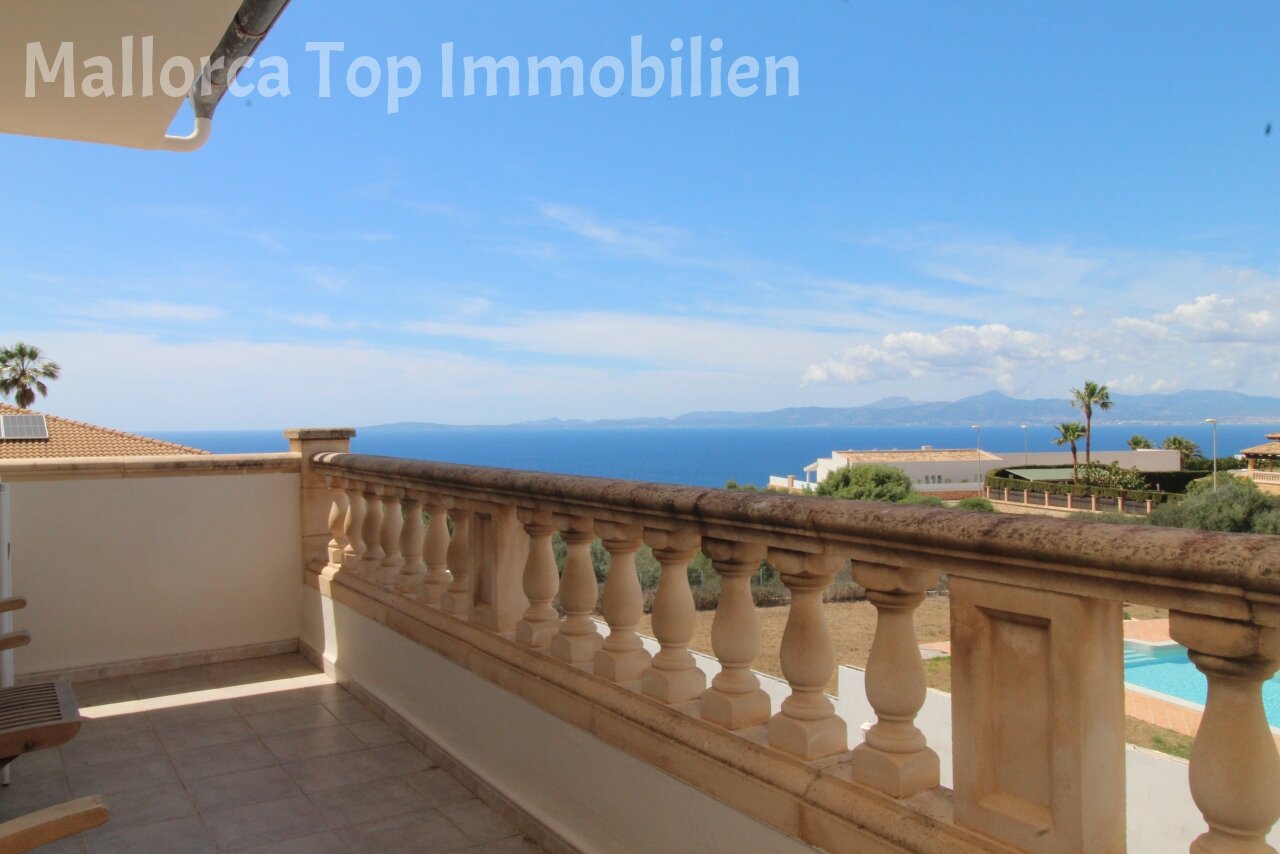 Moderne Doppelhaushälfte mit beheiztem Pool und Meerblick