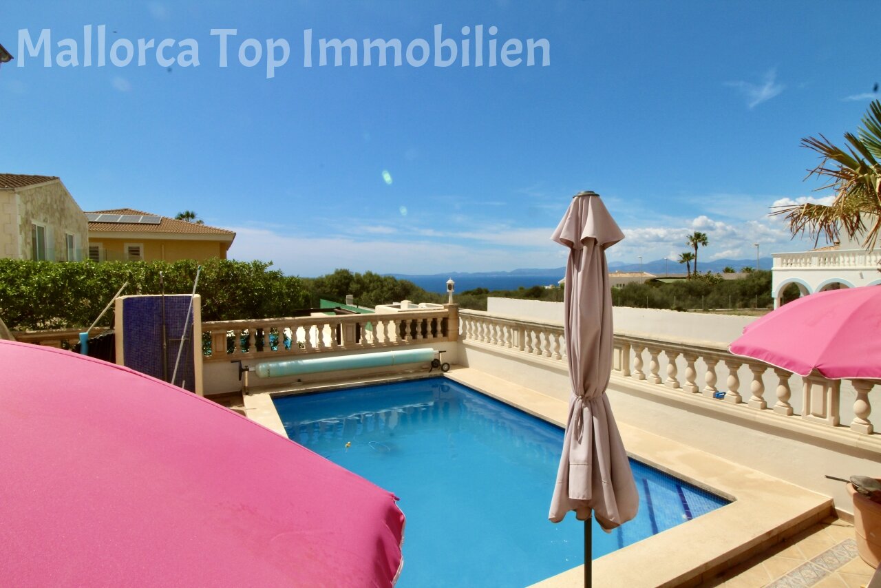 Moderne Doppelhaushälfte mit beheiztem Pool und Meerblick