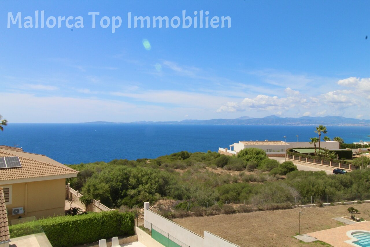 Moderne Doppelhaushälfte mit beheiztem Pool und Meerblick
