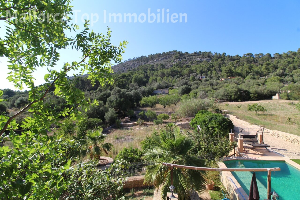 Finca, eingebettet in die Natur mit Blick auf den Hexenberg.