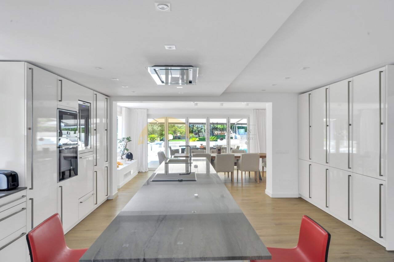 Vollständig renovierte moderne Villa mit Pool und Terrasse.