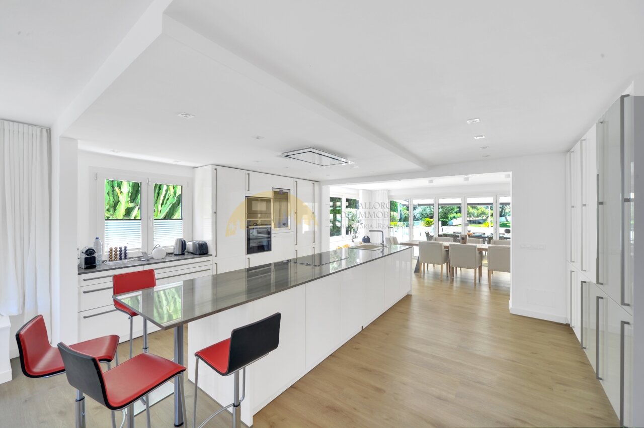 Vollständig renovierte moderne Villa mit Pool und Terrasse.