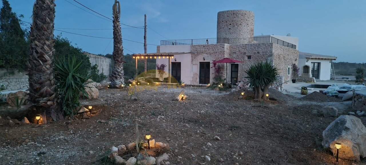 Finca auf einer Etage mit Gästeapartment und Poolanlage