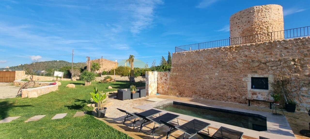 Finca auf einer Etage mit Gästeapartment und Poolanlage