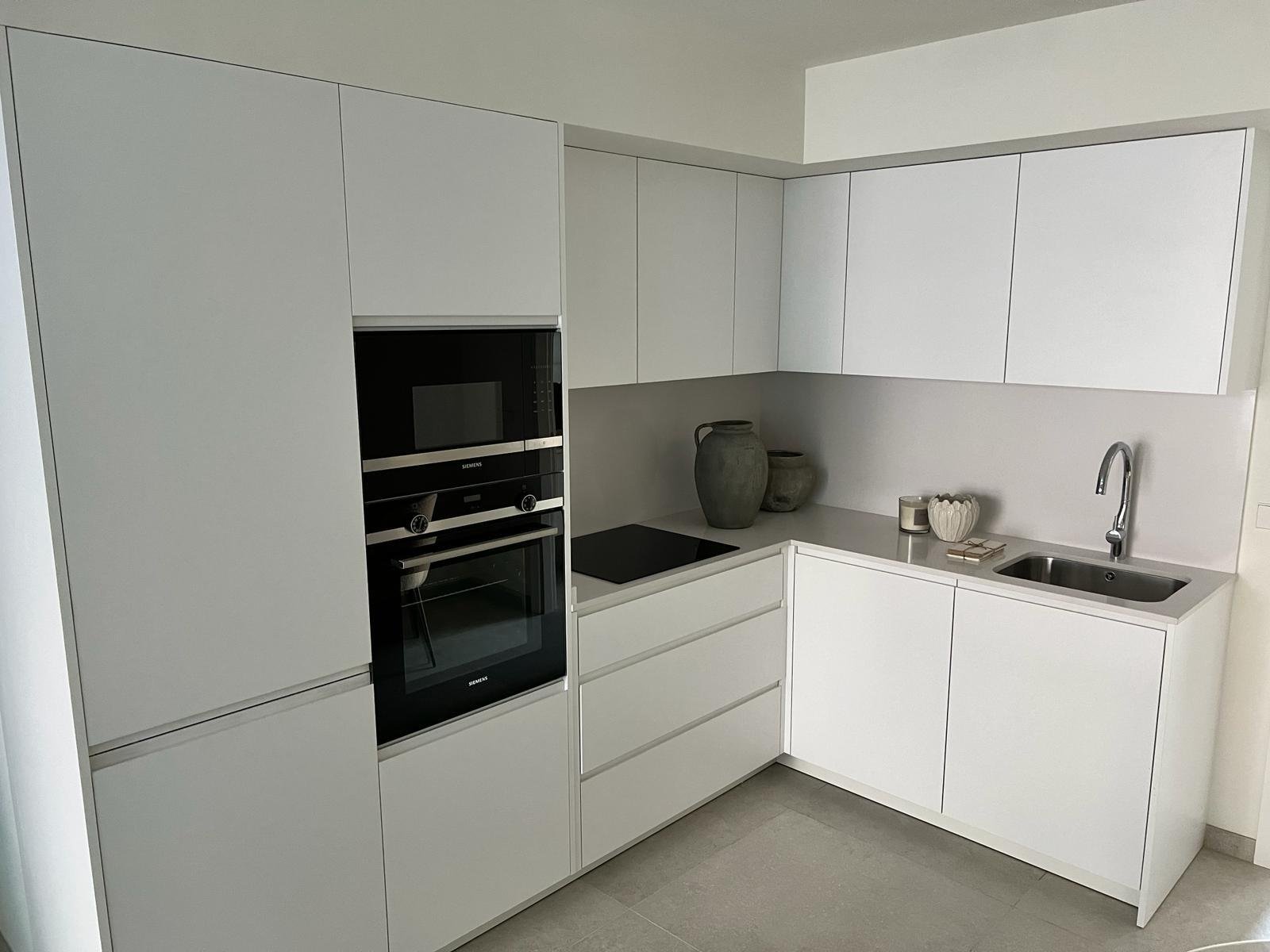 Genießen Sie das Leben in einem exquisiten Apartment mit eigenem Pool und Tiefgarage."