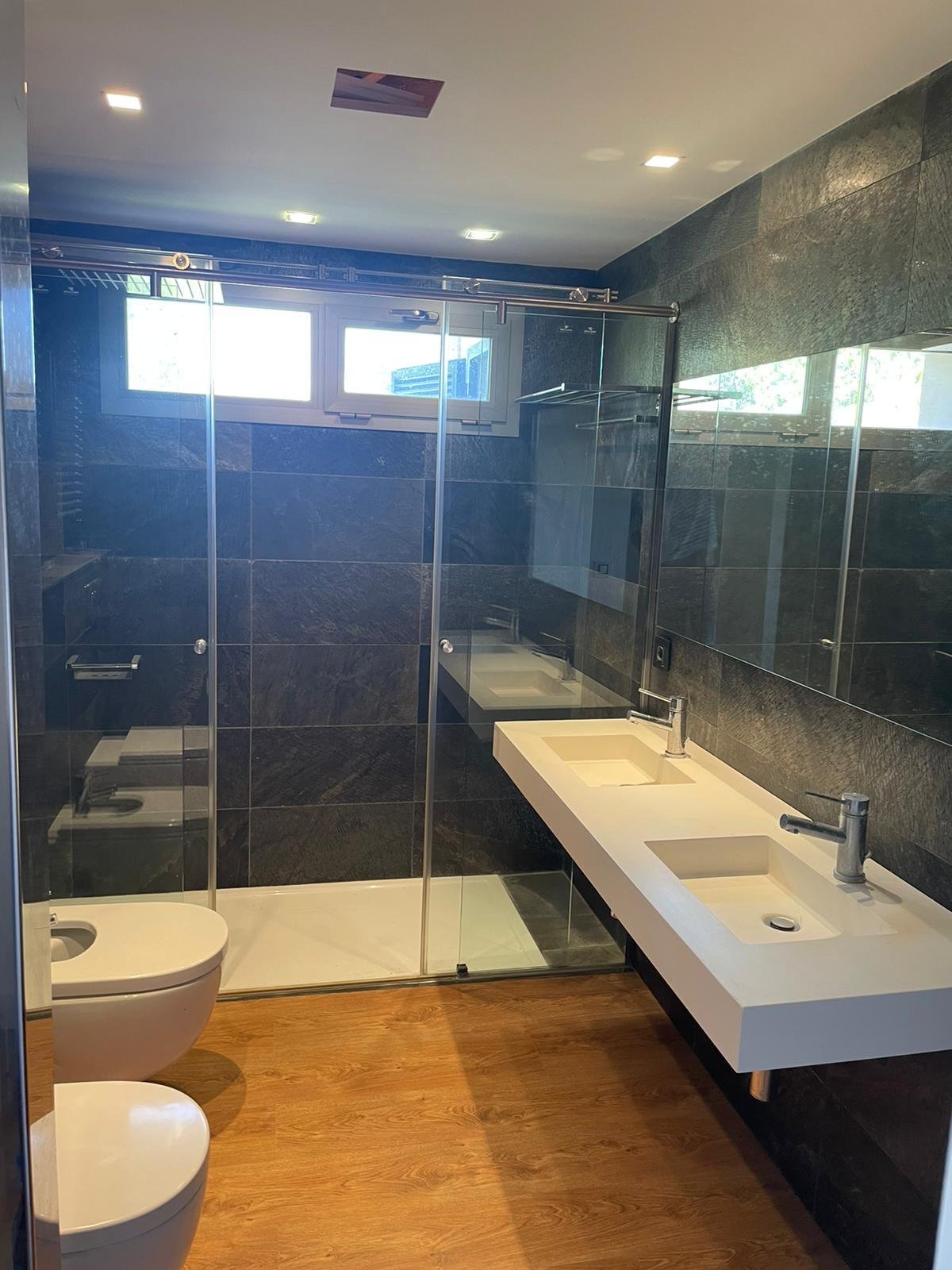Einzigartige Luxus Wohnung in kleiner Anlage mit Pool!