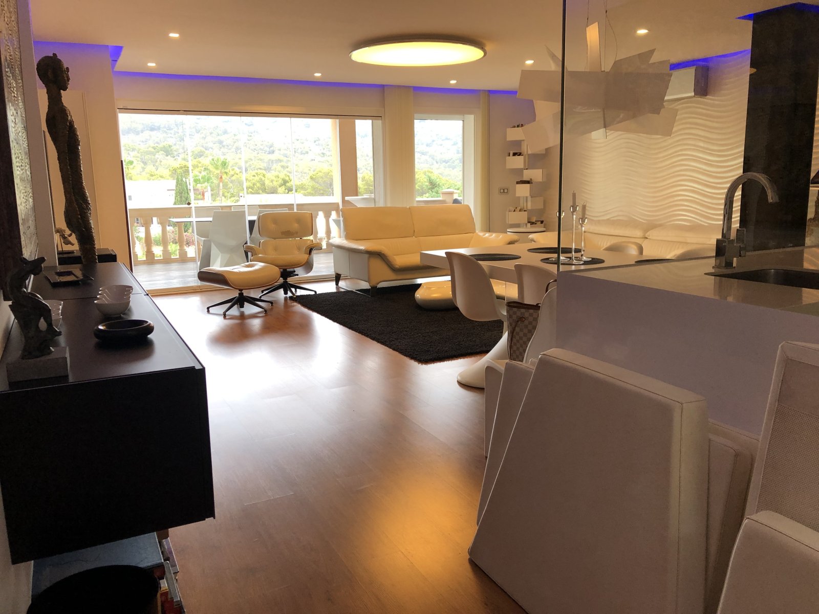 Einzigartige Luxus Wohnung in kleiner Anlage mit Pool!