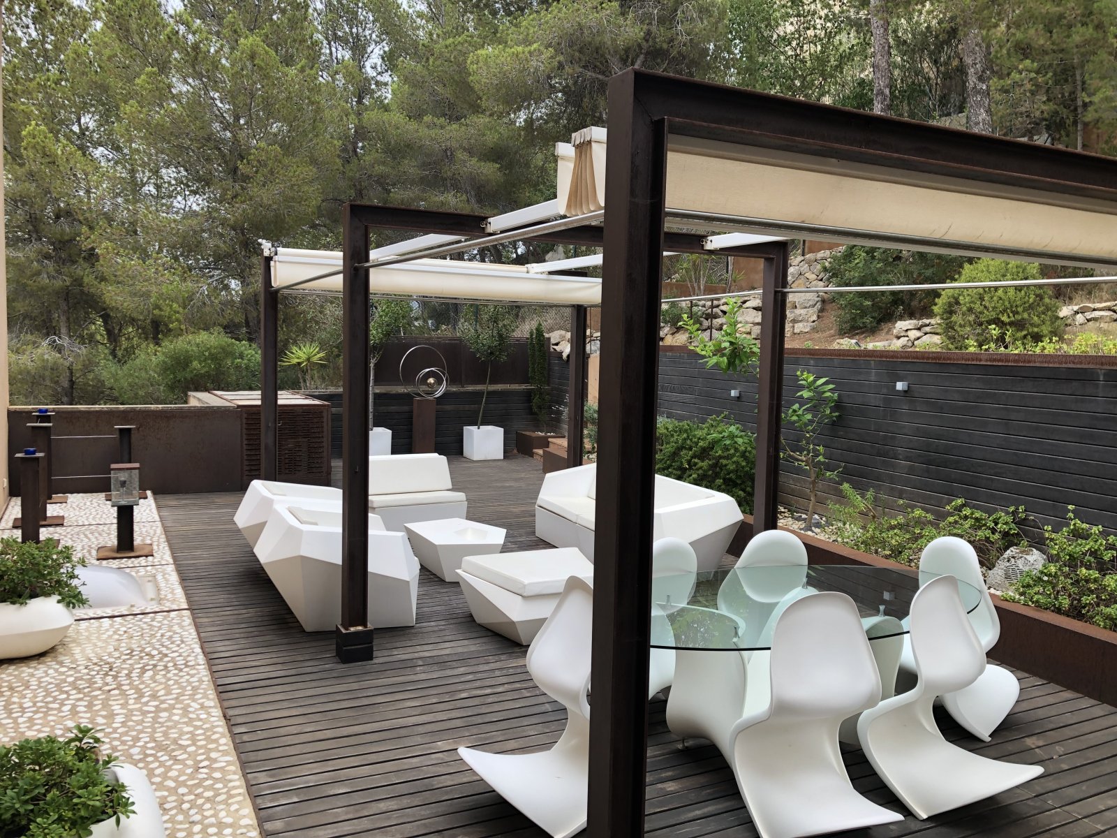 Einzigartige Luxus Wohnung in kleiner Anlage mit Pool!