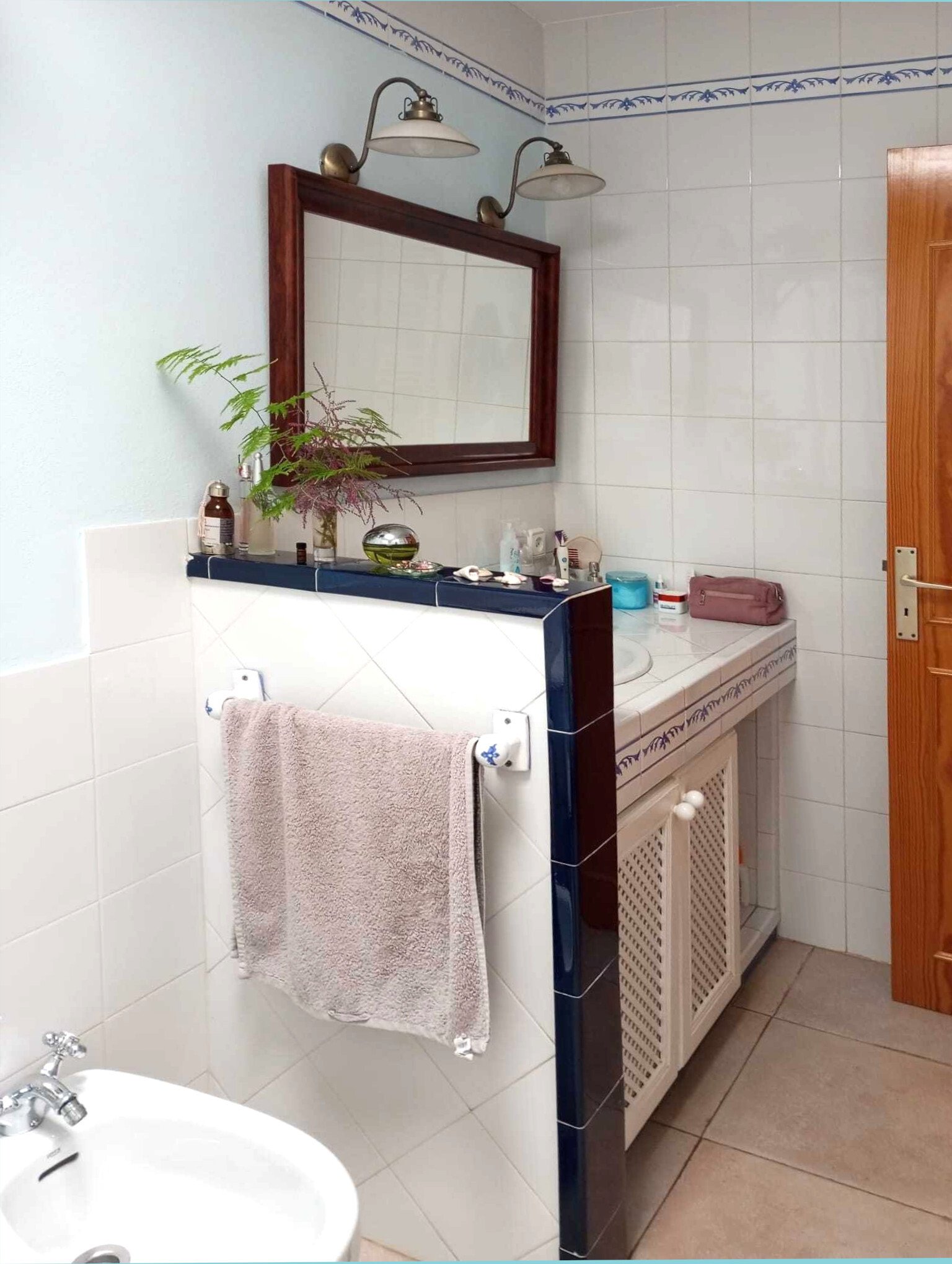 Schöne Doppelhaushälte mit mediterranem Garten